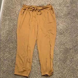 Mustard yellow dress pants that fit like a medium